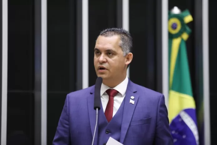 Deputado Gilson Daniel fala ao microfone