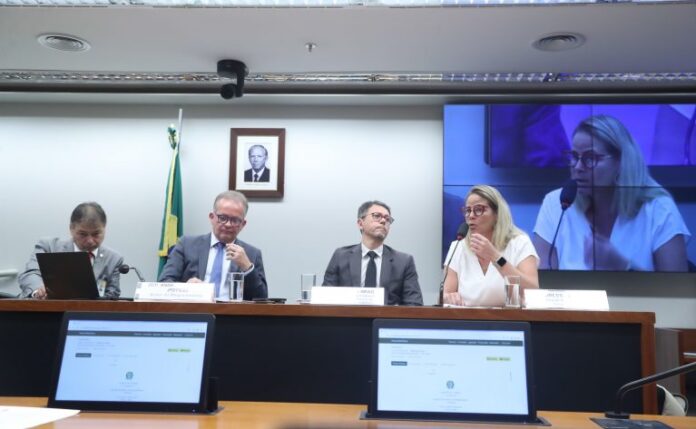 Audiência Pública - Regulamentação da Film Comission e sua relevância para o Turismo Nacional. Dep. André Figueiredo (PDT-CE). Supervisor - Agência Brasileira de Promoção Internacional de Turismo - Embratur, Christiano Lima Braga. Diretora - Motion Pictures Association, Andressa Pappas.