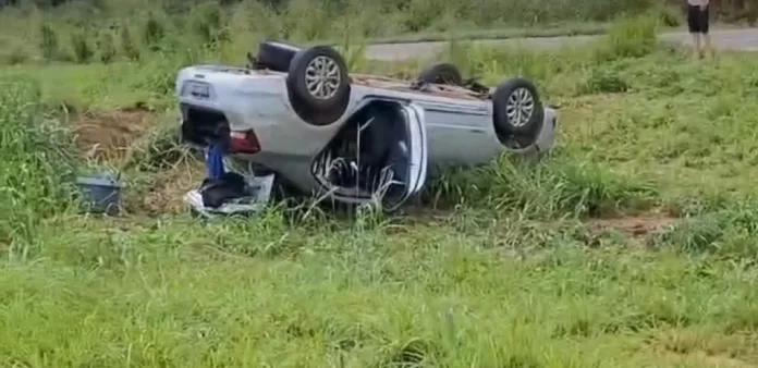 Idosa morre após carro sair da pista e capotar em estrada molhada