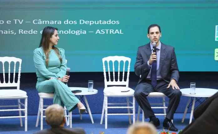 Apresentação TV 3.0 – Processo decisório e perspectivas para as TVs públicas. Diretora Geral da EBC, Maíra Bittencourt e Engenheiro de Telecomunicações da Câmara dos Deputados, Carlos Neiva