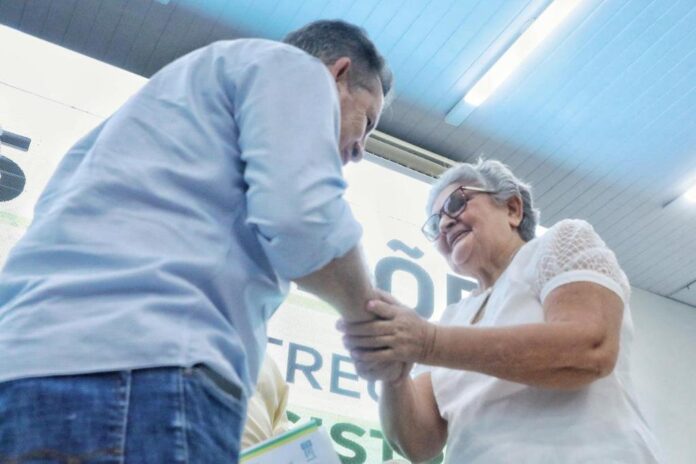 “Nunca pensei que um dia receberia um presente tão valioso”, afirma contemplada com escritura da 1ª casa aos 70 anos