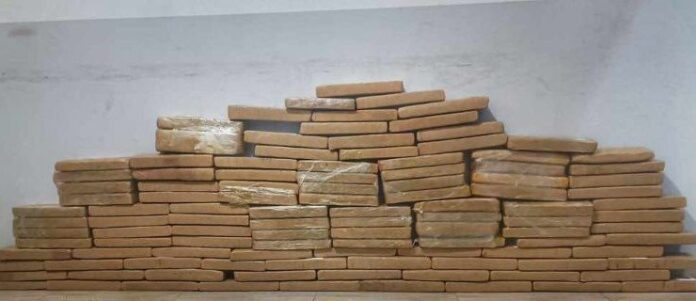 PM apreende adolescente que dirigia carro com 120 quilos de maconha com destino à Aragarças