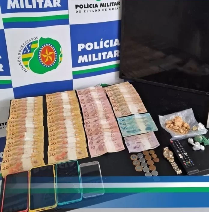 Polícia Militar prende homem e desarticula ponto de comércio de drogas em Aragarças