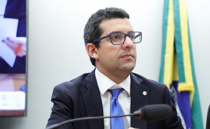 Deputado Marcelo Queiroz fala ao microfone