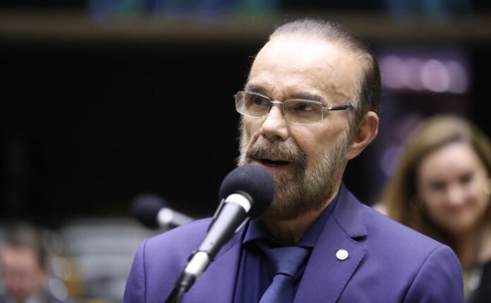 Deputado Lincoln Portela fala ao microfone