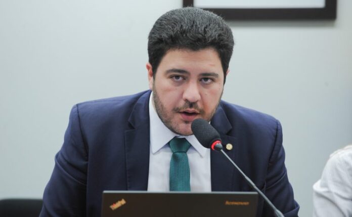 Deputado jadyel Alencar em reunião de comissão