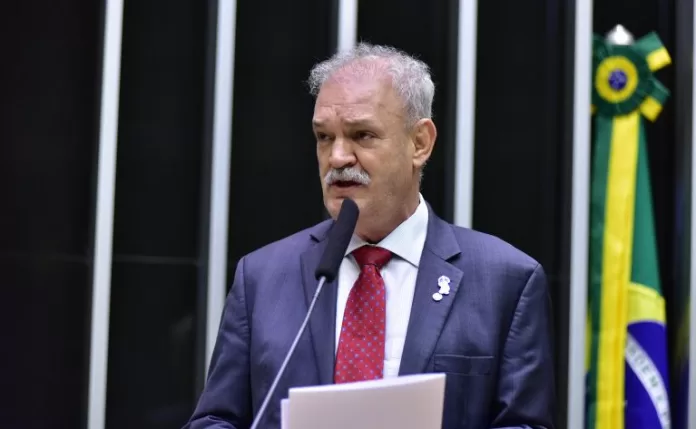 Geraldo Resende discursa na tribuna do Plenário