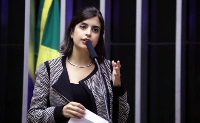 Deputada Tabata Amaral (PSB-SP) fala no Plenário da Câmara dos Deputados