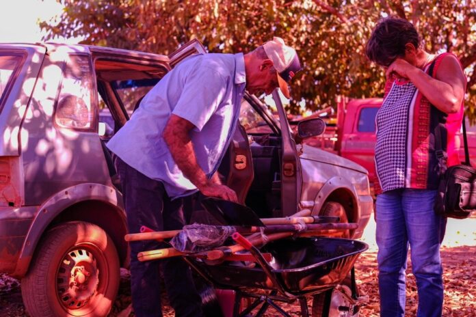 Deputado entrega kit da agricultura familiar em Ribeirão Cascalheira e Luciara para produtor da pequena propriedade