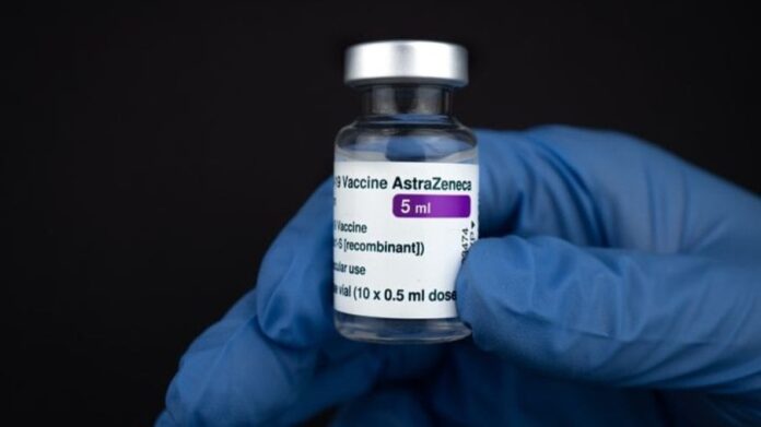 AstraZeneca encerra produção de vacina da covid-19