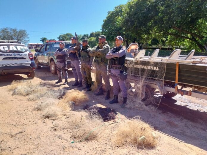 PM e Sema apreendem barco e apetrechos de pesca predatória na região do Araguaia