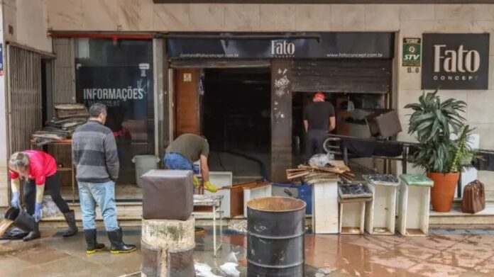 Comerciantes retiram lama das lojas em Porto Alegre