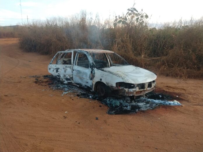 Carro que teria sido usado em execução de comerciante é encontrado incendiado em Barra do Garças – Vídeo