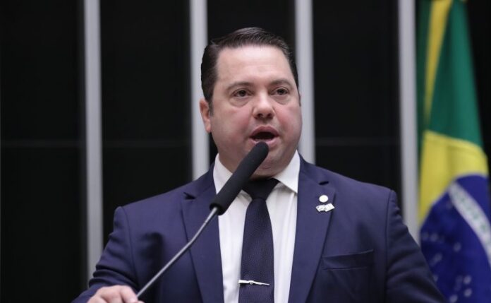 Deputado Rodolfo Nogueira fala ao microfone