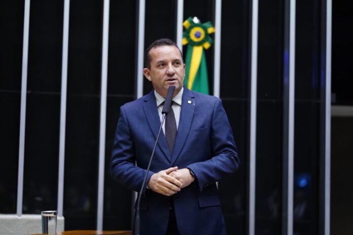 Deputado Pastor Diniz fala ao microfone