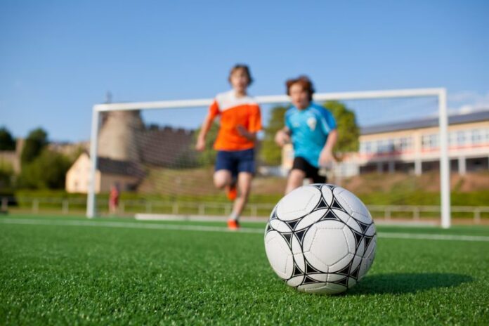 Esporte - futebol - categoria de base - crianças treinam futebol