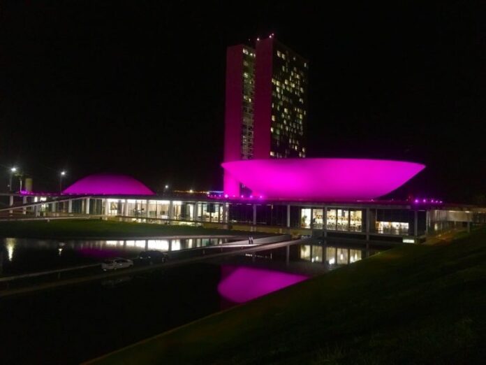 Congresso Nacional iluminado no Outubro Rosa