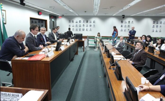 Audiência Pública - Renegociação da dívida do Fundo de financiamento Estudantil. Presidente do CONDAC e Secretário Geral da ADESP - Conselho Nacional de Defesa do Acadêmico (Condac), Alex Xavier. Diretor da 3° Direitoria Técnica da Auditoria Especializada em Educação, Cultura, Esporte e Direito Humanos (AudEducação) - Tribunal de Contas da União, Paulo Malheiros da França Junior. Dep. Gustavo Gayer (PL-GO). Gerente Executivo da Diretoria Negócios Governo - Banco do Brasil (BB), Luiz Gustavo Caires.