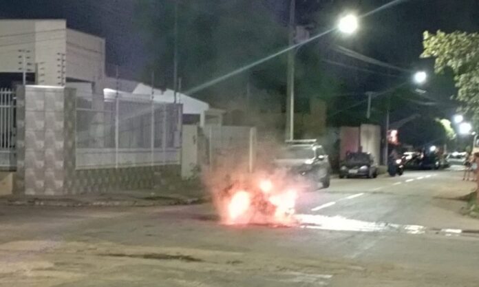 Homem ateia fogo na própria moto após discussão com a namorada