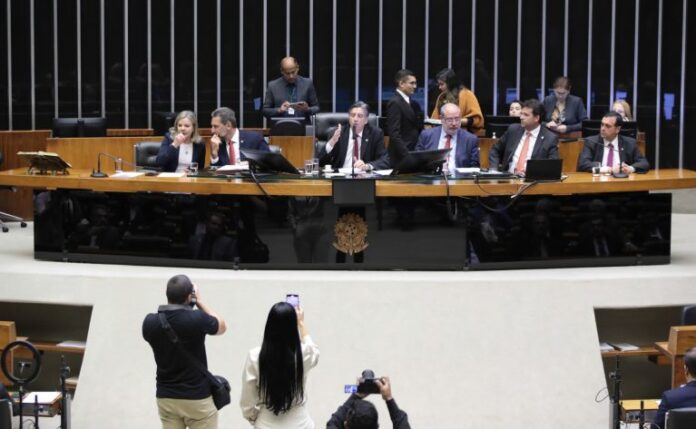 Homenagem aos 50 Anos de Criação da Itaipu Binacional. Dep. Gleisi Hoffmann (PT-PR). Diretor-Geral da Itaipu - Brasil, Enio José Verri. Dep. Dagoberto Nogueira (PSDB-MS). Diretor-Geral da Itaipu - Paraguai, Justo Aricio Zacarias Irun. Diretor Presidente da Empresa Brasileira de Participações em Energia Nuclear e Binacional – ENBPar, Luis Fernando Paroli Santos.