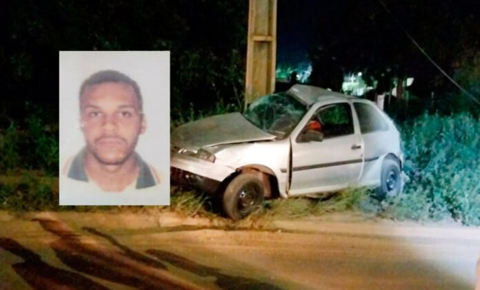 Jovem bate carro em poste e morre eletrocutado; 2 pessoas ficam feridas – Vídeo