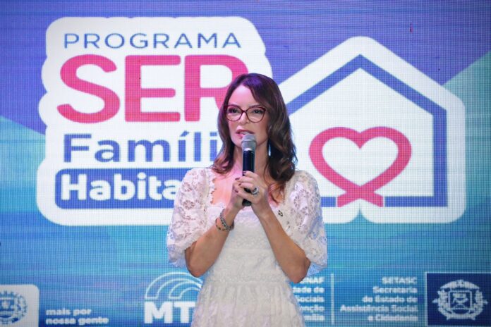 Primeira-dama de MT lidera evento histórico em Alta Floresta no lançamento do Programa SER Família Habitação