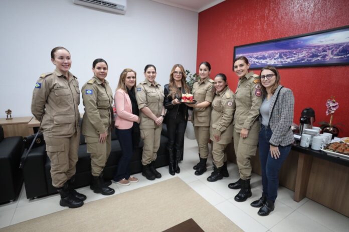 Primeira-dama recebe homenagens em festa surpresa na visita no quartel Comando do Corpo de Bombeiros de MT