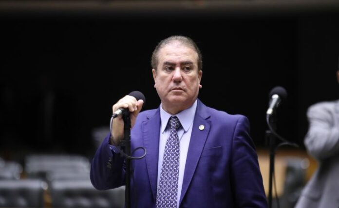 Deputado Jonas Donizette fala ao microfone