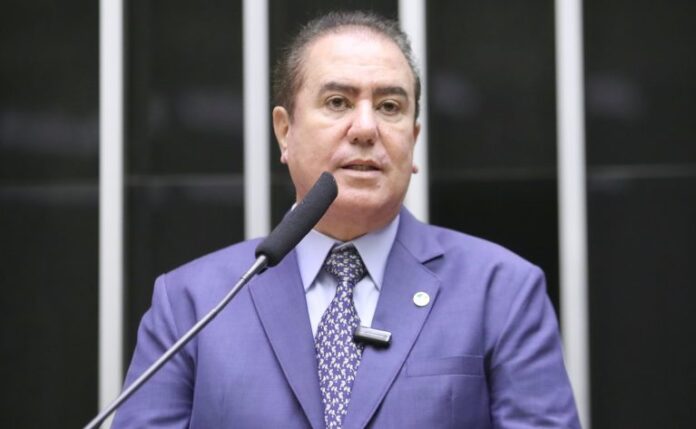 Deputado Jonas Donizette fala ao microfone