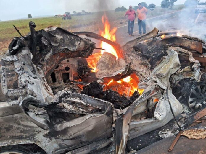 Três morrem em batida entre Strada e trator no interior do Estado