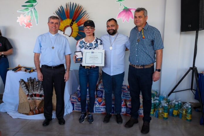 Virginia Mendes, Madrinha dos Povos Indígenas, recebe homenagens na inauguração de Escola na Aldeia Meruri