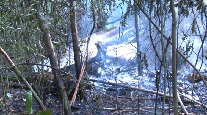 Avião cai em área de mata e duas pessoas morrem em MT