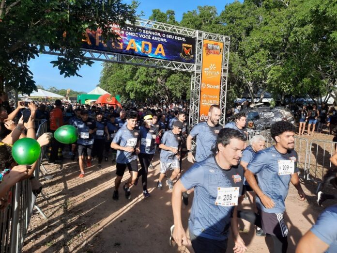 Polícia Militar reúne 2,5 mil pessoas em tradicional corrida com obstáculos