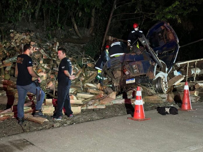 Carreta que transportava madeira bate em paredão e mata 3 pessoas