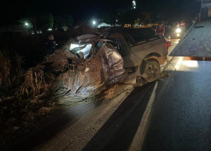 Casal morre em batida entre carreta e Saveiro em MT