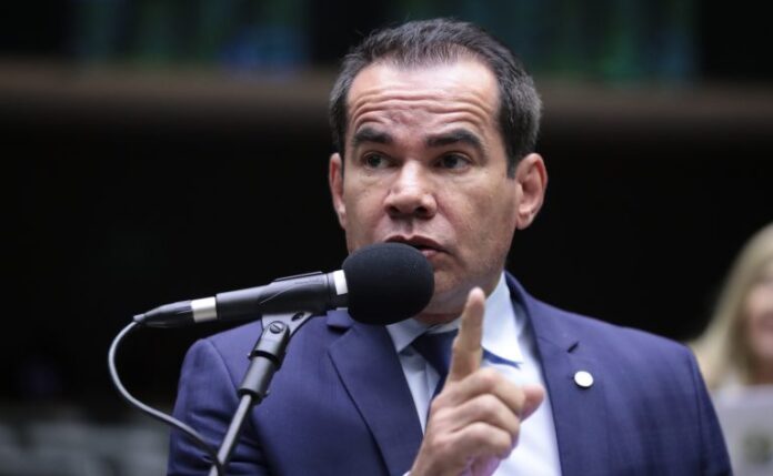 Deputado Defensor Stélio Dener fala ao microfone