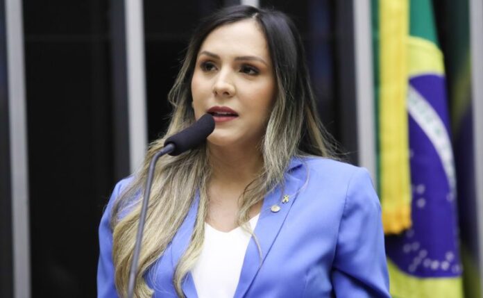 Deputada Andreia Siqueira fala ao microfone