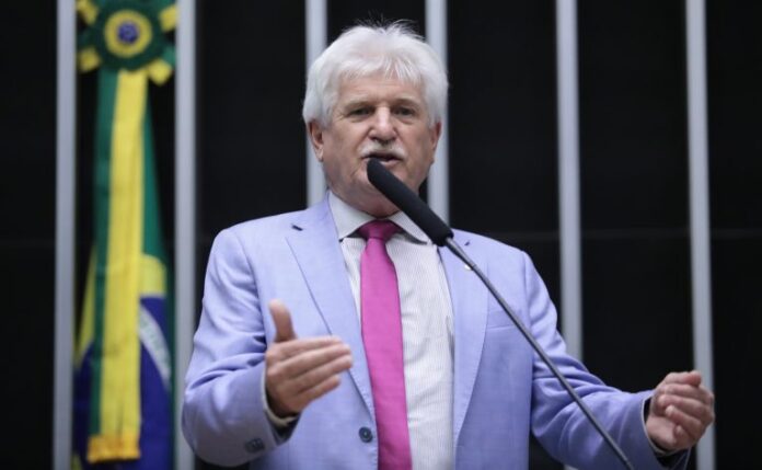 Deputado Airton Faleiro fala ao microfone