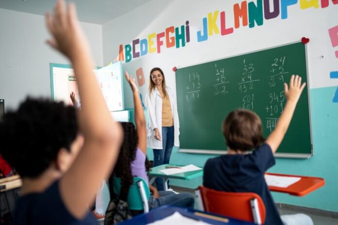 Professor de ensino fundamental em sala de aula