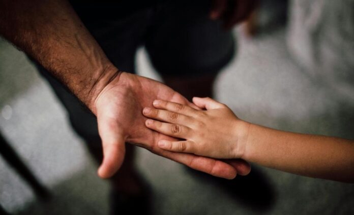 Criança de 3 anos é encontrada sozinha em carro durante festa na região do Araguaia