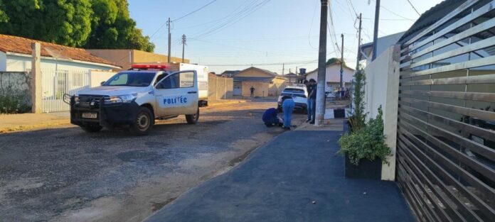 Dois homens são mortos a tiros por dupla em motocicleta no interior de MT