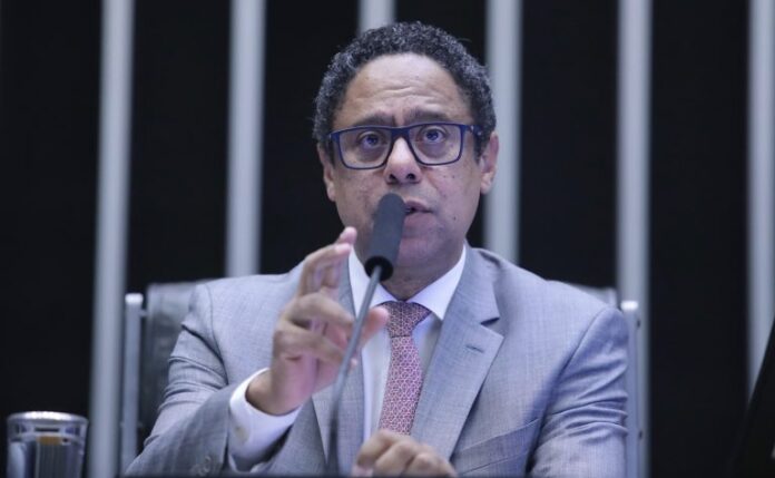 Deputado Orlando Silva fala ao microfone