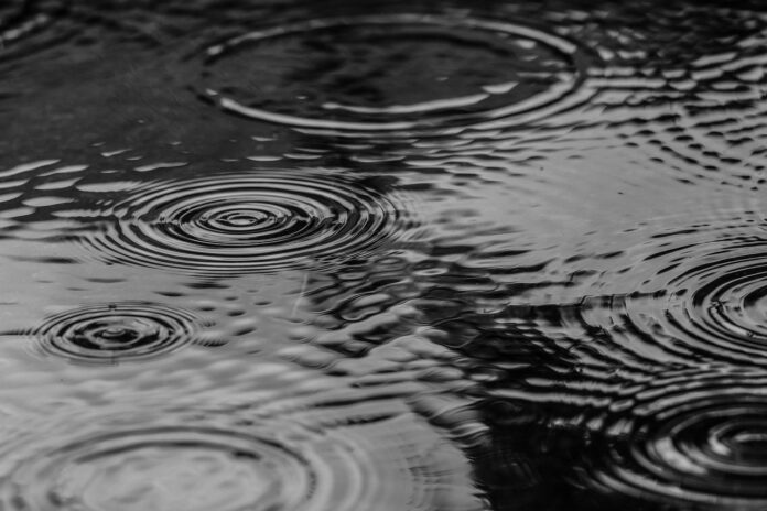 gotas de chuva em poça d