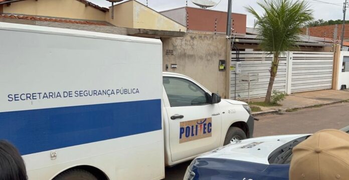 Homem é encontrado morto com marcas de tiro em casa