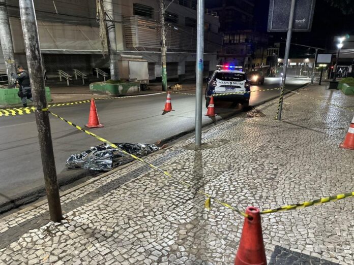 Homem é morto a facadas em praça no centro da Capital