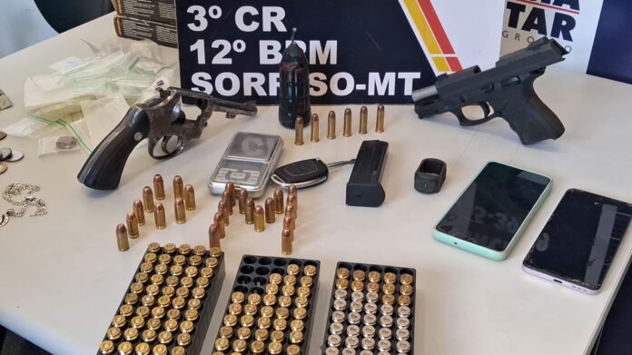 Integrante de facção é preso pela PM com armas, munições e bomba caseira em MT