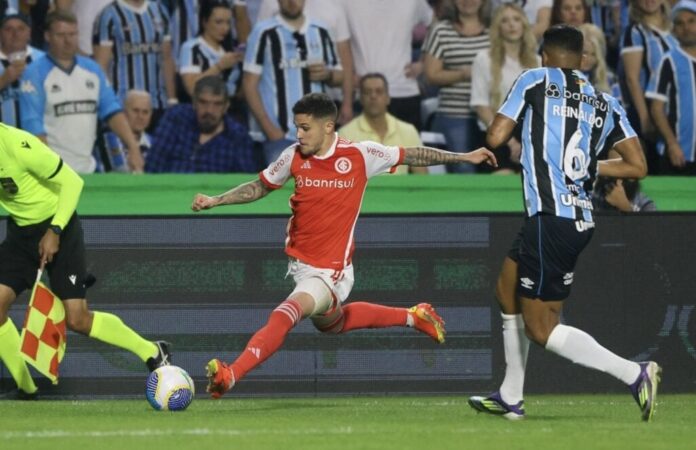 Internacional vence clássico contra o Grêmio por 1 a 0 e sobe na tabela do Brasileirão