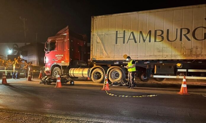 Mulher morre em acidente entre moto e caminhão na BR-070