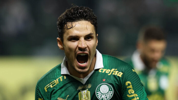 Palmeiras vence o Bragantino e cola na liderança do Brasileirão