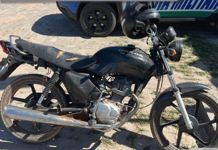 Polícia Militar prende suspeito e recupera em Aragarças, motocicleta furtada em Barra do Garças